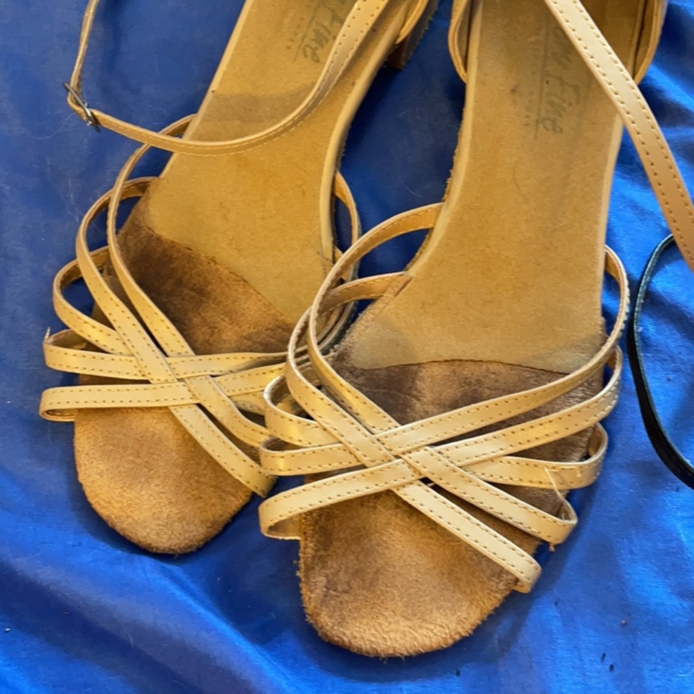 Very Fine brand Size 8 suede bottom dance shoes. Adj buckle beige/natural color